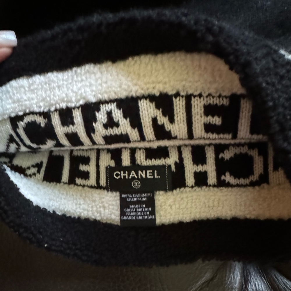 Chanel REV Black White Pom
Pom Cashmere CC Logo Knit Cloche Beanie Winter Hat - Picture 9 of 11